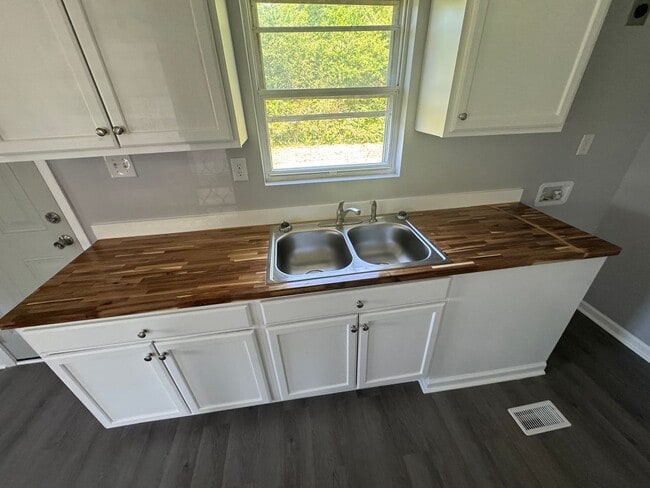 Building Photo - 2 Bedroom House in East Tarboro - One mont...