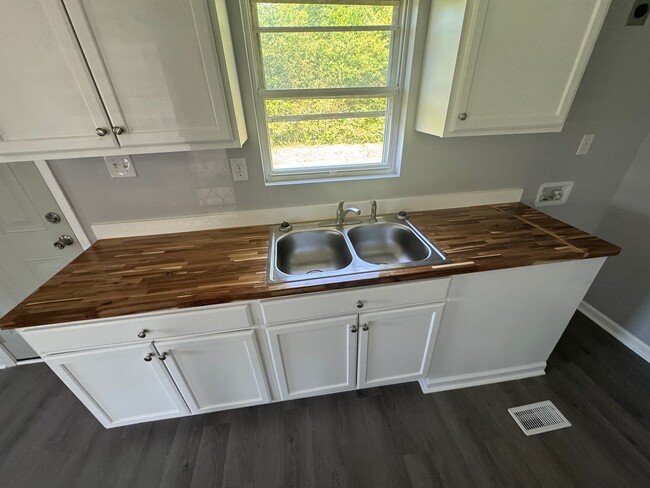 Building Photo - 2 Bedroom House in East Tarboro