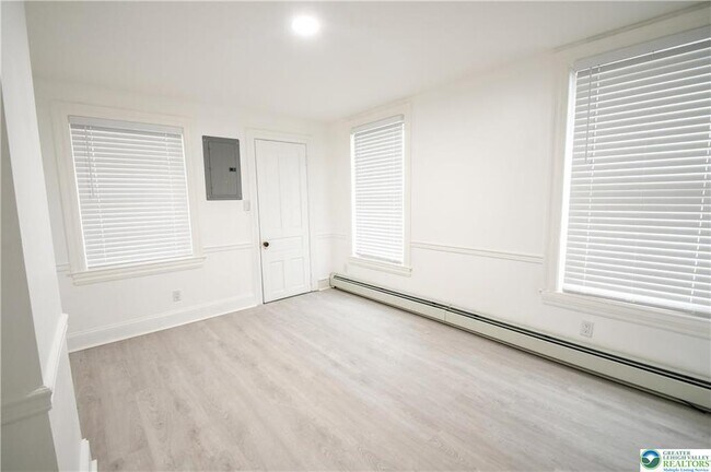 Building Photo - 459 Linden St