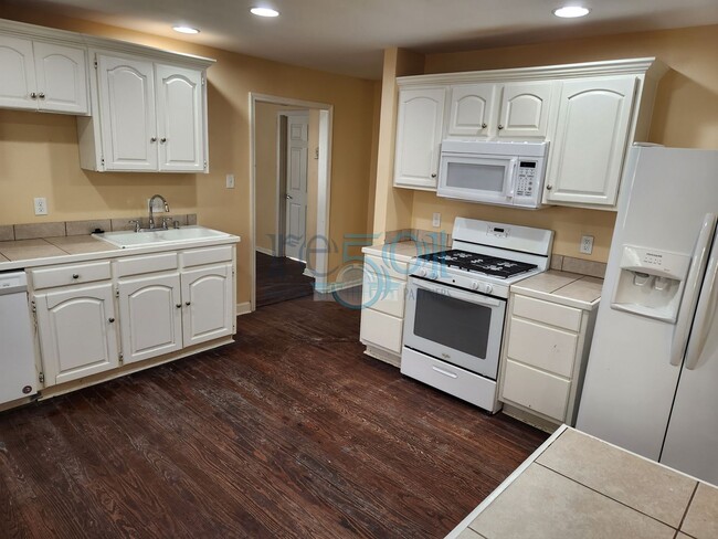 Building Photo - Great Family Home!  4BR 2 BA