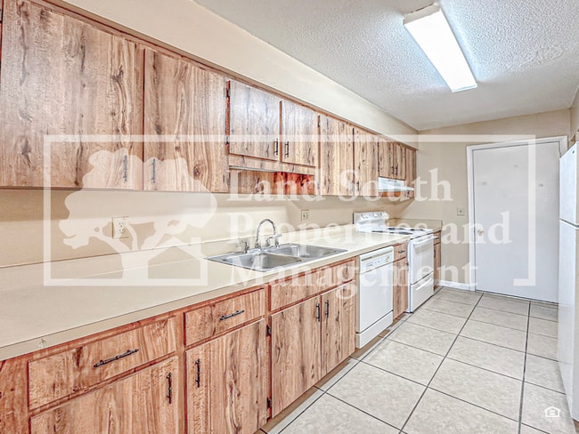 Building Photo - 2527 Crystal Lake Acres Dr