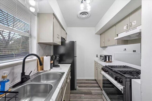 Building Photo - 3007 Burning Oak Dr