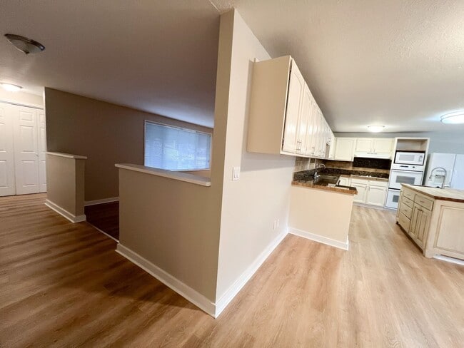 Building Photo - 3 Bedroom, 2 bath 1836 sqft House in Sunset Village