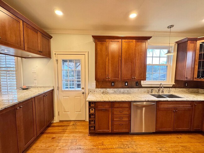 Building Photo - 5 Bedroom Home Between 12 South and Oak Hill