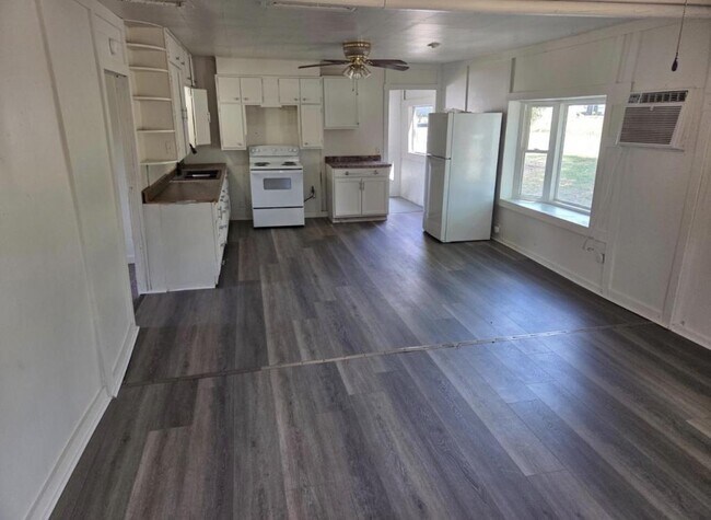 Building Photo - 1129 E Maple St