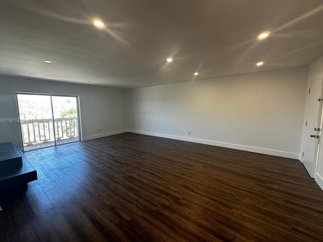 Building Photo - 770 NE 128th St