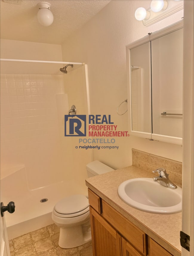 Building Photo - MOVE IN SPECIAL - 5 Bedroom 3.5 Bath Duplex - 2 car garag