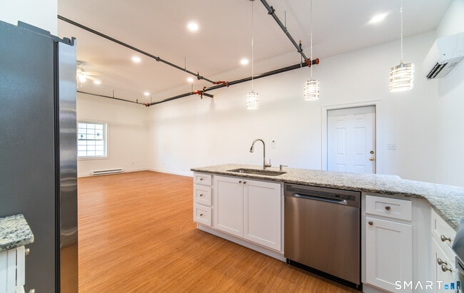 Building Photo - 1154 Poquonnock Rd