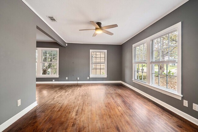 Building Photo - Charming Bryker Woods Retreat