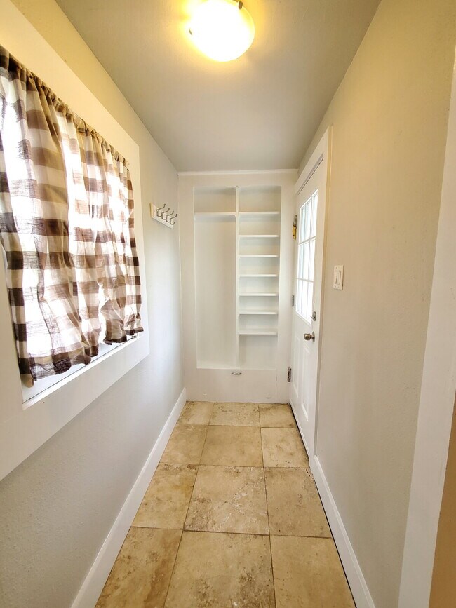 Building Photo - Modern 2-Bed / 2-Bath in Dignowity Hill with Off-Street Parking