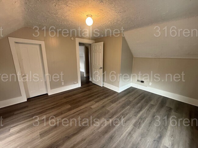 Building Photo - $945- 3 bed 1 bath home - Single Family Home