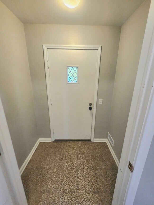 Building Photo - Spacious 4bd apt | Laundry hooks ups | Off street parking