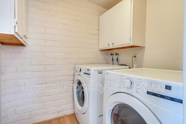 Building Photo - 6844 E Kingston Dr