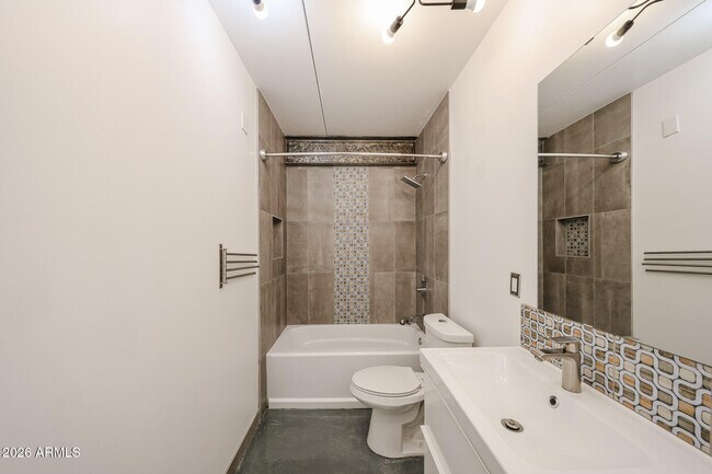 Building Photo - 353 E Thomas Rd