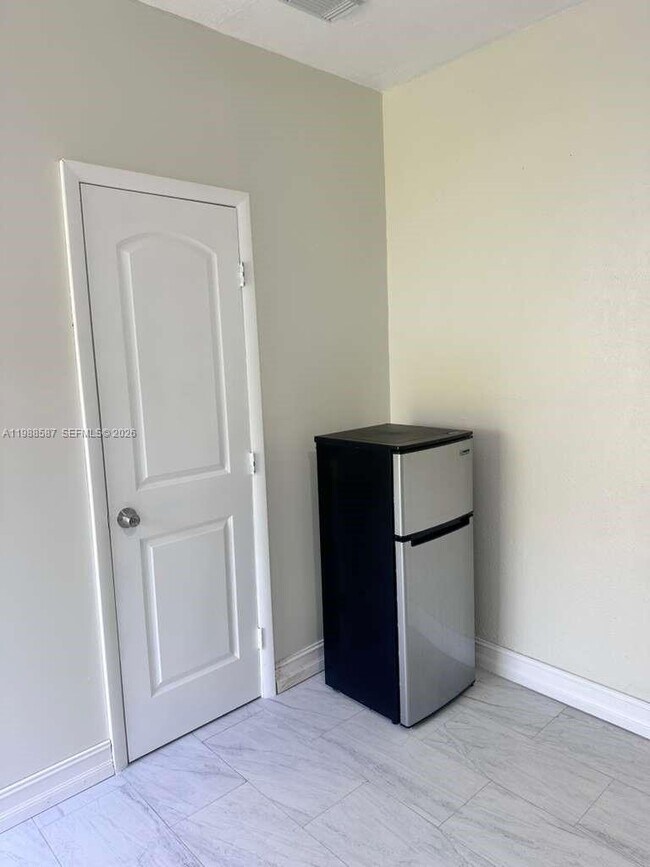 Building Photo - 14321 NE 4th Ave