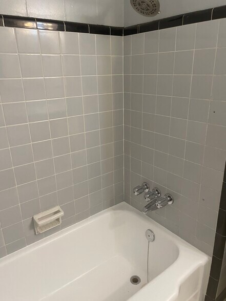 Tub with shower - 2310 Racine Dr