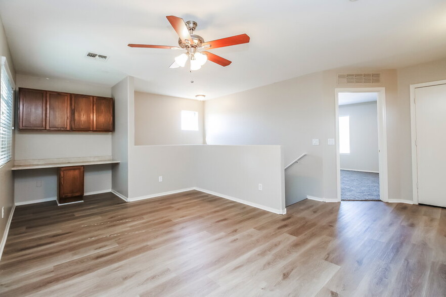 Building Photo - 452 S Sabrina