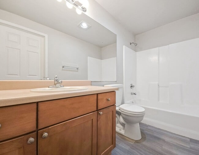 Building Photo - Updated 2BR Condo with Pool, Clubhouse & P...