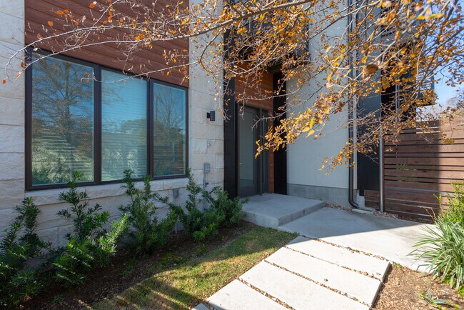 Building Photo - 3100 Menchaca Rd
