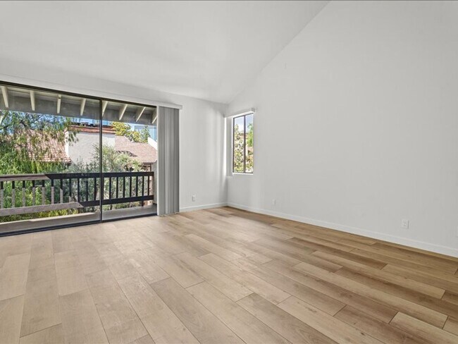 Building Photo - Spacious 3Beds+2.5Baths Townhouse With A B...