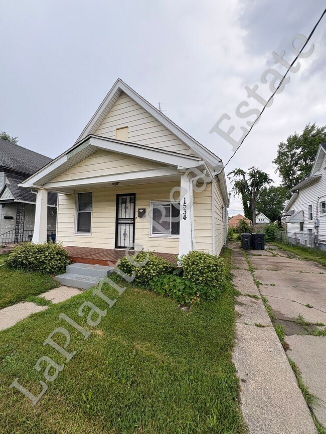 Building Photo - Welcome to this Charming 3-Bedroom Home Ne...