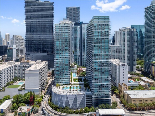 Building Photo - 1111 SW 1st Ave