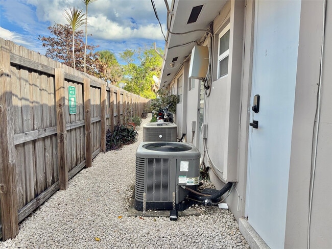 Building Photo - 924 NE 17th Terrace