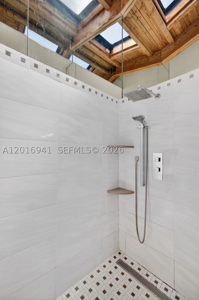 Building Photo - 2619 Parkview Dr S