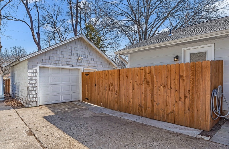 Building Photo - 916 SW Warren Ave