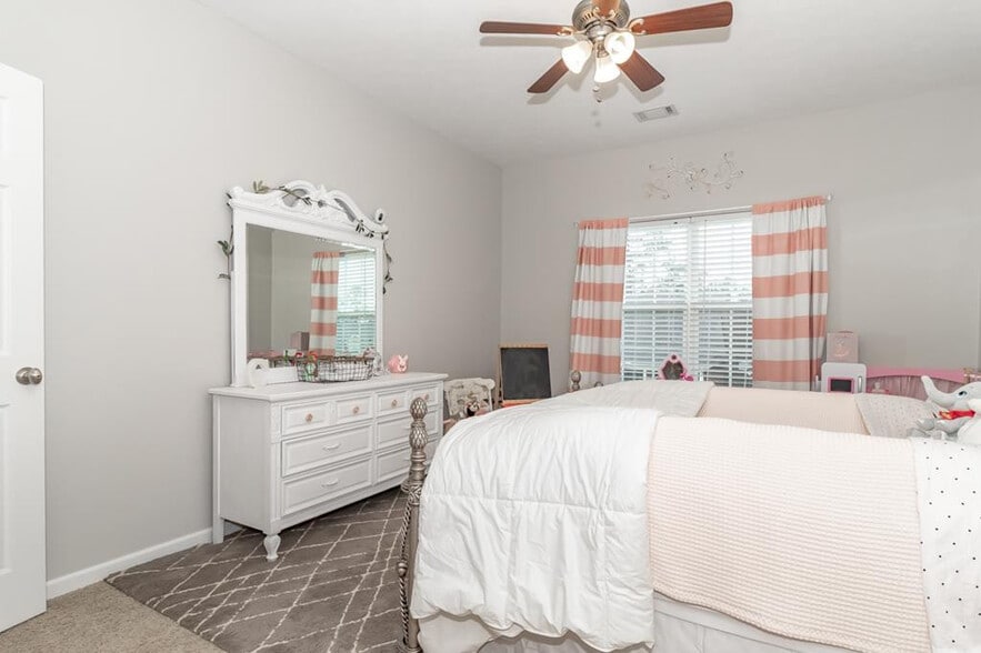 Upstairs bedroom - 434 Bowen Fls