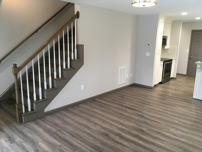 Building Photo - 6701 Pine Ridge Dr