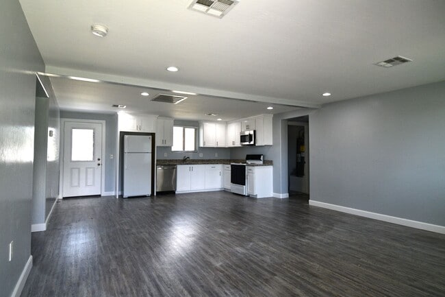 Building Photo - Within Walking Distance To Grand Canyon University