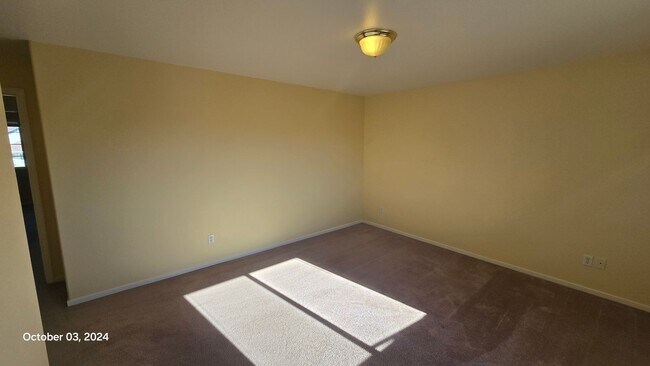 Building Photo - Spacious Two Story Townhome on Golf Course