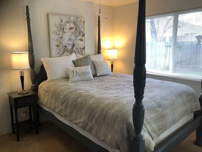 Building Photo - 525 Primrose Dr