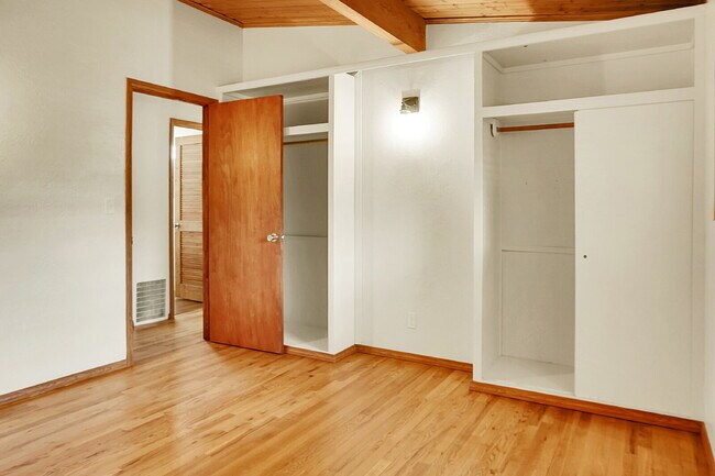 Building Photo - $1,950, 3-bedroom, 1-bathroom house in Col...