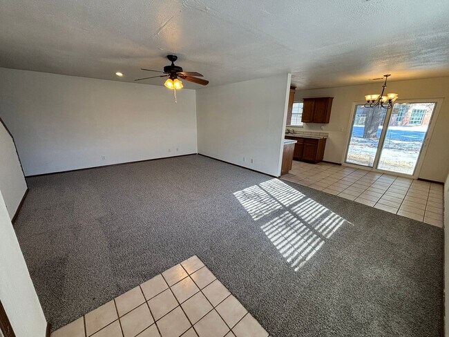 Building Photo - 822-824 N. Daisy Ln