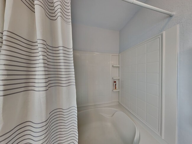 Building Photo - $500 off FIRST FULL MONTH RENT WITH MOVE I...
