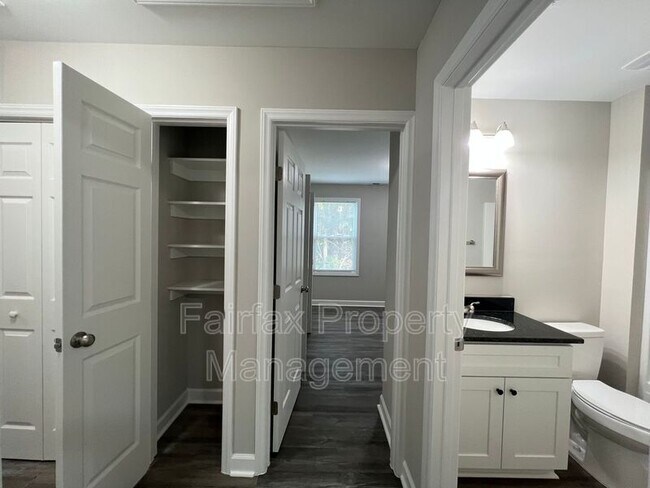 Building Photo - 2109 Hart St