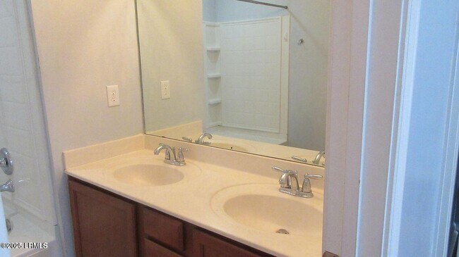 Building Photo - 409 Dante Cir