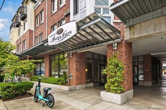 Building Photo - Bright Studio in Queen Anne!