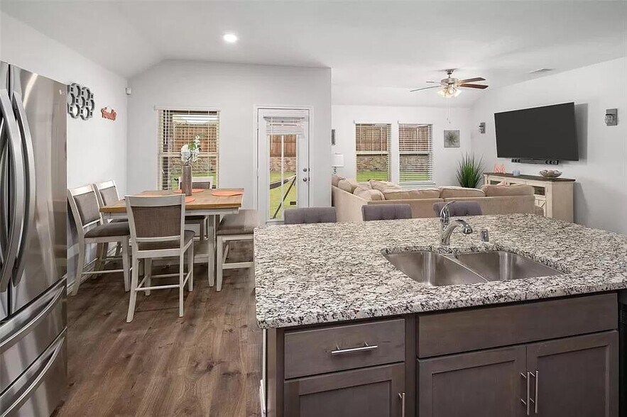 Building Photo - 604 Saddle Club Way