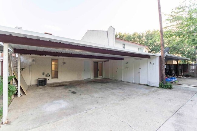 Building Photo - 817 W Rochelle Rd