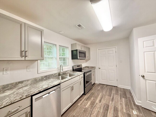 Building Photo - **OFFERING REFUNDABLE APPLICATION FEES & $150 MOVE IN PROMOTION** Newly Remodeled 3BD, 1BA Raleig...