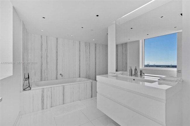 Building Photo - 10 Venetian Way