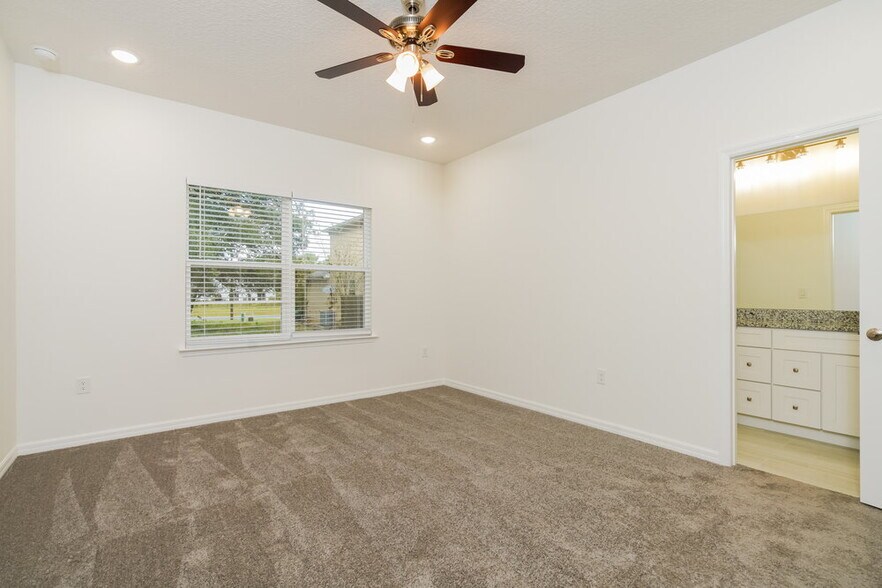 Building Photo - 409 Bay Oak Ln