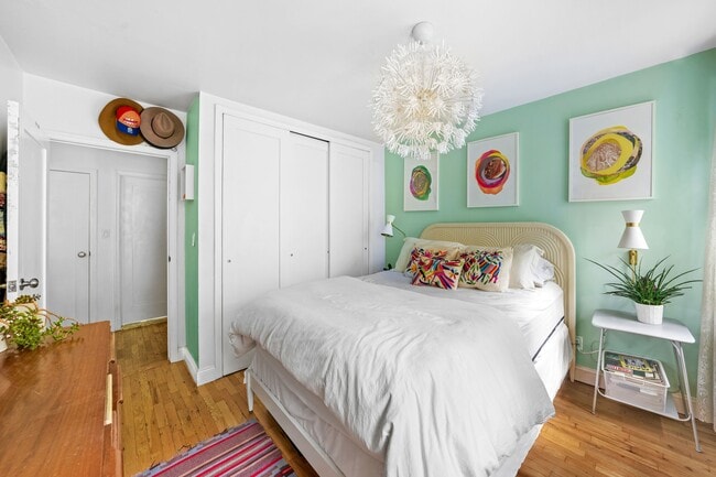 Building Photo - 507 E 12th St