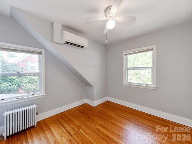 Building Photo - 1209 Oakwood Ave