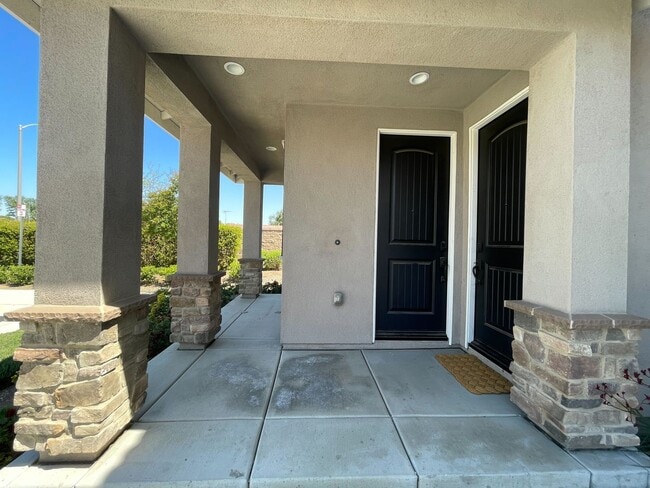 Building Photo - $1,000 Off 2nd Month’s Rent! 5-Bedroom Hom...