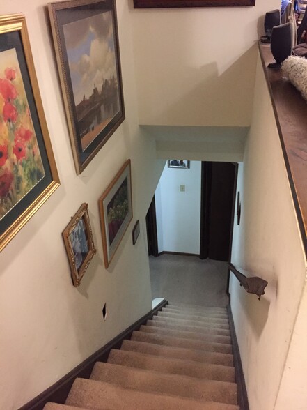 Stairs leading from 1st floor to ground floor - 6344 Aurelia St