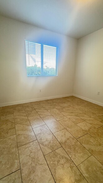 Building Photo - 420 W 77th St